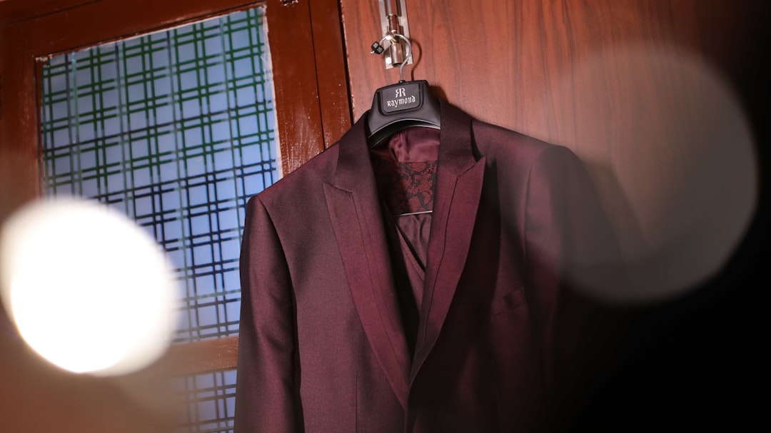 a-man-wearing-a-suit-and-tie-qkkxppbojta